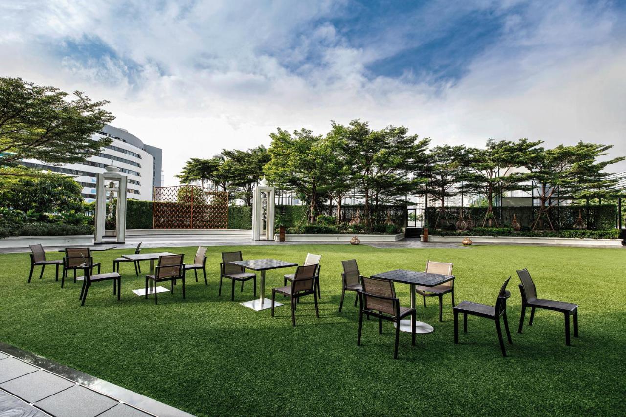 Grande Centre Point Hotel Terminal21 Bangkok Exterior photo The lawn at the university