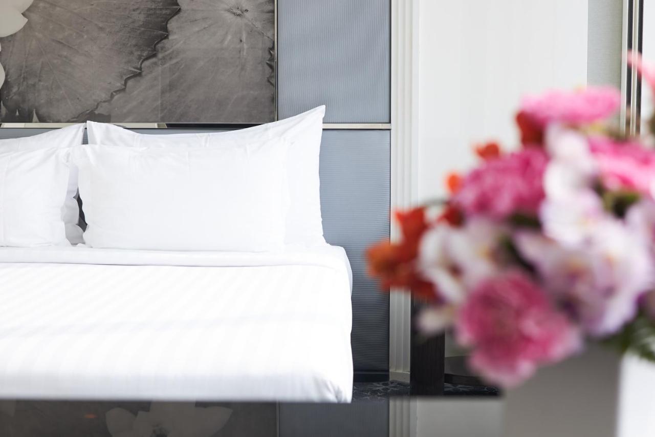 Grande Centre Point Hotel Terminal21 Bangkok Exterior photo A bed with a pillow