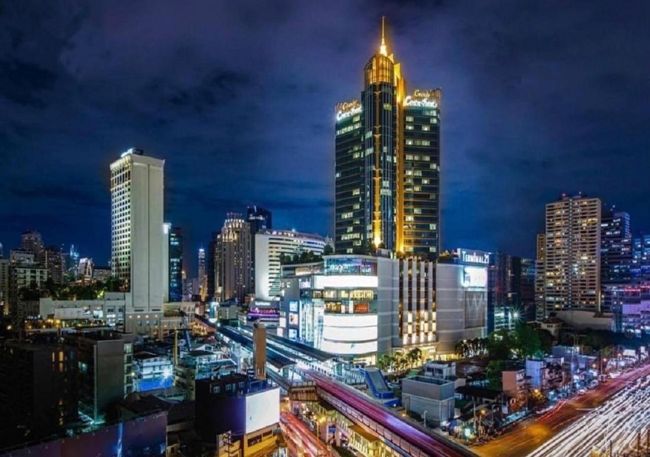 Grande Centre Point Hotel Terminal21 Bangkok Exterior photo The building at night